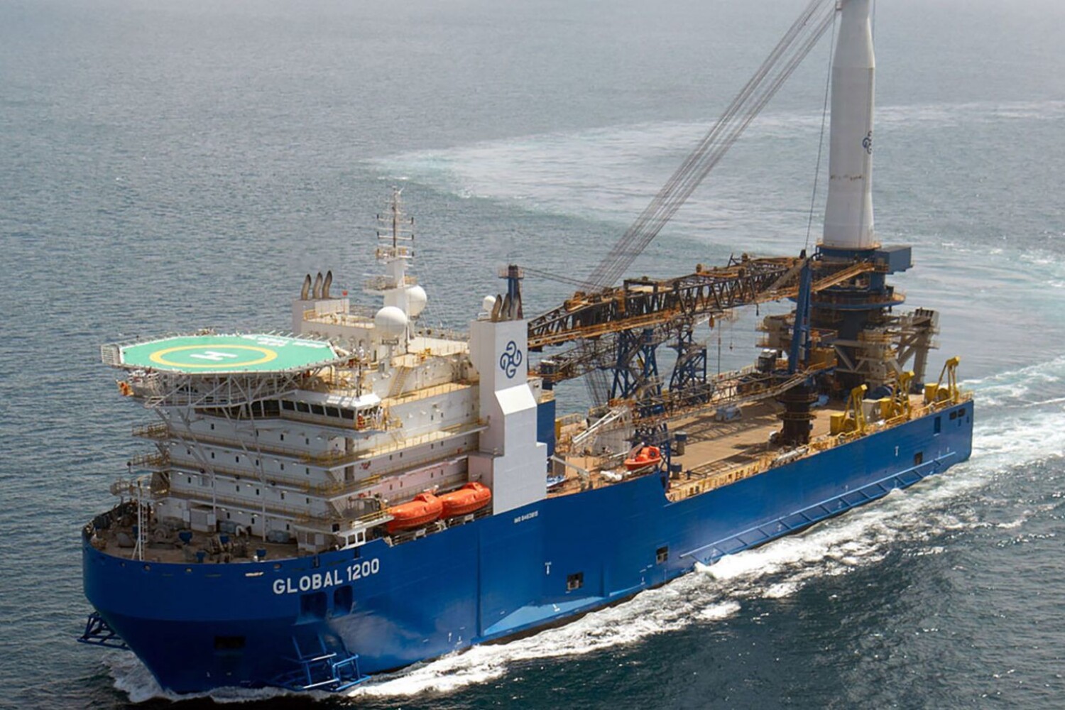 Heavy lift offshore support vessel