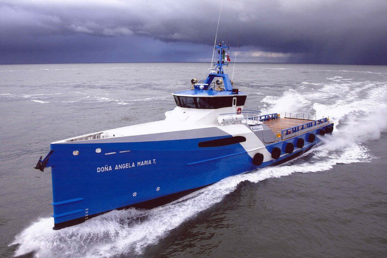 Crew transfer offshore support vessel